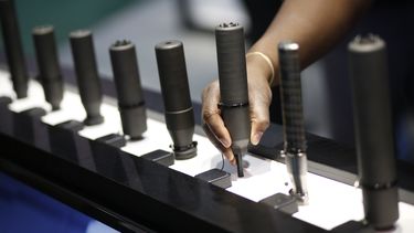ARCHIVO - Silenciadores para armas de fuego son exhibidos en el puesto de Sig Sauer, en la Feria Comercial de Tiro, Caza y Actividades al Aire Libre de Las Vegas, el 19 de enero de 2016. (AP Foto/John Locher, archivo)