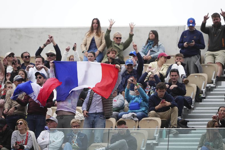 Aficionados durante el partido de la primera ronda del Abierto de Francia entre el chileno Nicolás Jarry y el francés Arthur Fils, el lunes 26 de mayo de 2025, en París. (AP Foto/Lindsey Wasson)