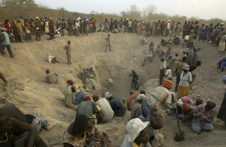 En esta imagen de archivo, mineros buscan diamantes en Marange, en el este de Zimbabue, el 1 de noviembre de 2006. (AP Foto/Tsvangirayi Mukwazhi, archivo)