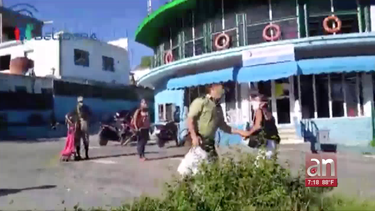 arrestan a matrimonio de opositores en las afueras de una tienda en la habana