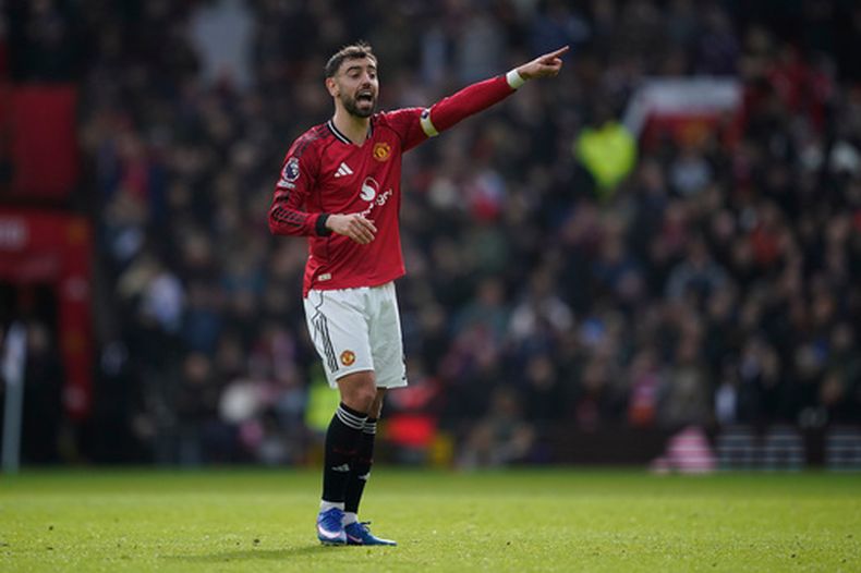 Bruno Fernandes, del Manchester United, reacciona durante el juego de fútbol de la Liga Premier inglesa entre el Manchester United y el Aston Villa en Manchester, Inglaterra, el domingo 15 de marzo de 2026. (Foto AP/Dave Thompson)