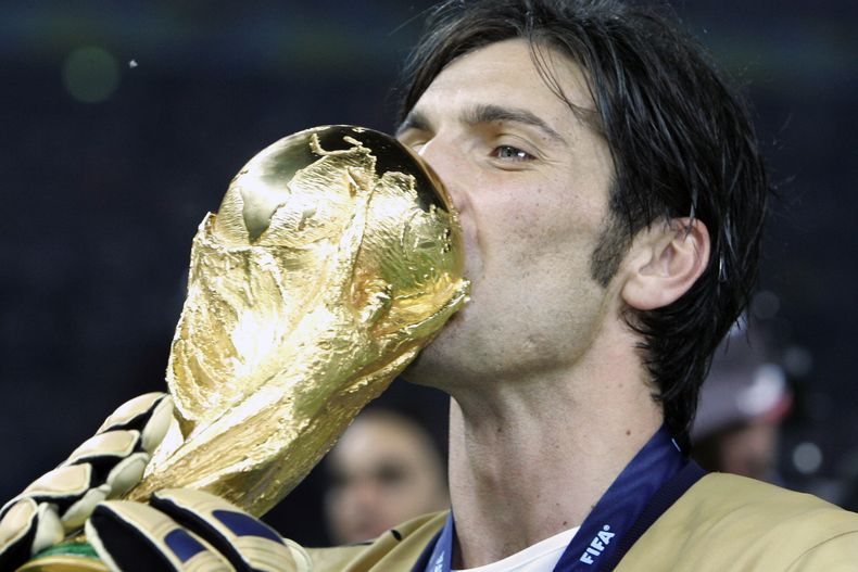 ARCHIVO - El arquero italiano Gianluigi Buffon besa el trofeo de campeón en el Mundial de 2006 tras la victoria 5-3 ante Francia en la definición por penales, el domingo 9 de julio de 2006, en Berlín. (AP Foto/Thomas Kienzle)