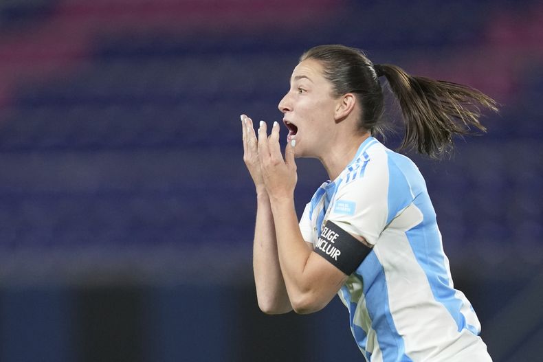 Aldana Cometti, de la selección de Argentina, festeja su tanto ante Chile en la Copa América Femenina, el viernes 18 de julio de 2025, en Quito (AP Foto/Dolores Ochoa)