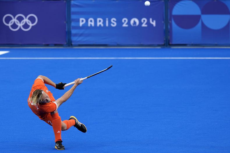 El holandés Jip Janssen envía un pase durante la final olímpica de hockey sobre césped ante Alemania, el jueves 8 de agosto d 2024, en Colombes, Francia (AP Foto/Aijaz Rahi)