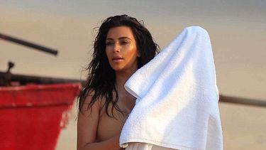 Kim Kardashian posa en bikini en una sección fotográfica en la playa