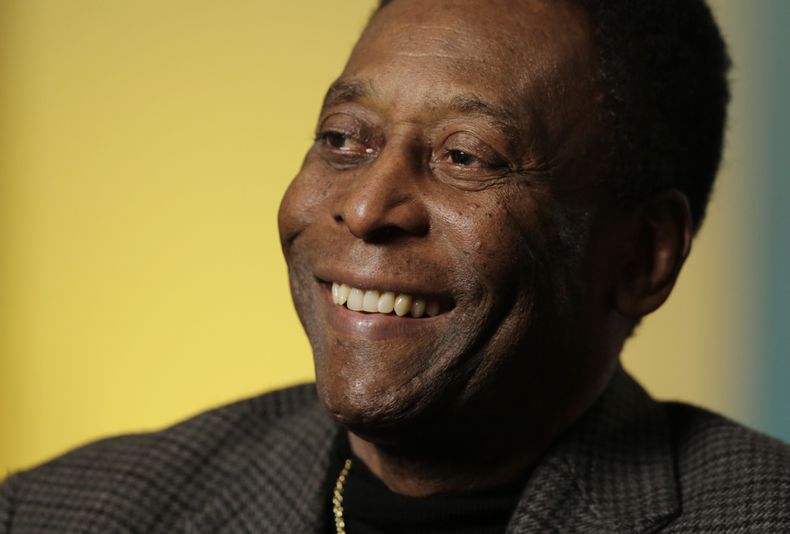 El ex futbolista Pel&eacute; sonr&iacute;e en una entrevista en las oficinas de The Associated Press el 2 de abril de 2014 en Nueva York. (AP Photo/Mark Lennihan, File)