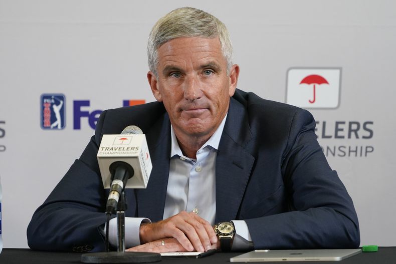 ARCHIVO - Jay Monahan comisionado del PGA Tour habla durante conferencia de prensa previo al torneo de golf Travelers Championship en TPC River Highlands el 22 de junio de 2022. (AP Foto/Seth Wenig, Archivo)