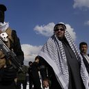 Miembros de un grupo armado chiíta iraquí asisten al funeral de un combatiente de Kataib Hezbollah, que murió en un ataque aéreo estadounidense, en Bagdad, Irak, el jueves 25 de enero de 2024. (Foto AP/Hadi Mizban)