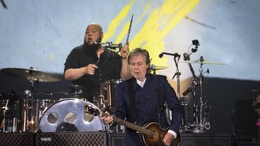 ARCHIVO - Paul McCartney actúa durante su gira Got Back el 16 de junio de 2022 en el estadio MetLife de East Rutherford, Nueva Jersey. Un bajo robado a Paul McCartney hace más de 50 años fue encontrado y devuelto al Beatle. Una mujer que vive en la costa sur de Inglaterra se presentó después de que el año pasado se corrió la voz sobre la búsqueda del bajo Hofner de 1961 con forma de violín. El sitio web de McCartney dijo el jueves que el instrumento fue autenticado y el músico está increíblemente agradecido. (Foto Christopher Smith/Invision/AP, archivo)