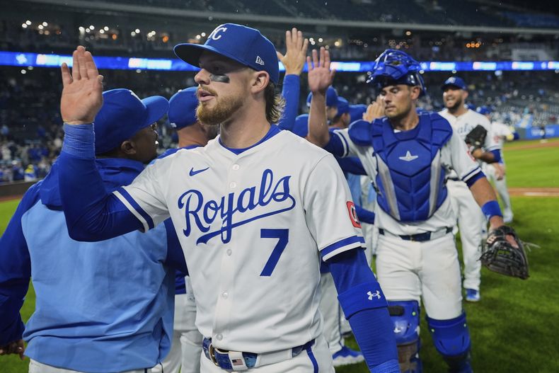 Bobby Witt Jr., de los Reales de Kansas City festeja con sus compañeros tras la victoria sobre los Medias Blancas de Chicago, el miércoles 7 de mayo de 2025 (AP Foto/Charlie Riedel)