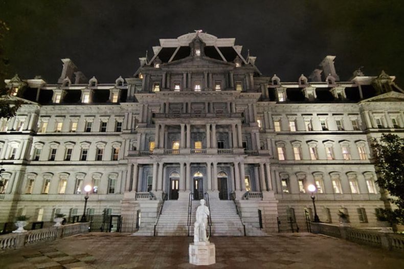 Esta foto proporcionada por Will Hemsley muestra una estatua de Cristóbal Colón ante el Edificio Eisenhower de Oficinas Ejecutivas en Washington, el domingo 22 de marzo de 2026. (Will Hemsley via AP)