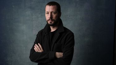 ARCHIVO - Mstyslav Chernov posa para un retrato durante el almuerzo de nominados a la 96a edición de los Premios de la Academia el 12 de febrero de 2024, en Beverly Hills, California. (Foto AP/Chris Pizzello, archivo)
