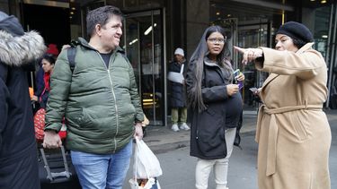 ARCHIVO - Los venezolanos David Quero, a la izquierda, y su pareja embarazada María Quero, en el centro, se marchan del Hotel Row con sus pertenencias, el martes 9 de enero de 2024, en Nueva York. (AP Foto/Mary Altaffer, Archivo)