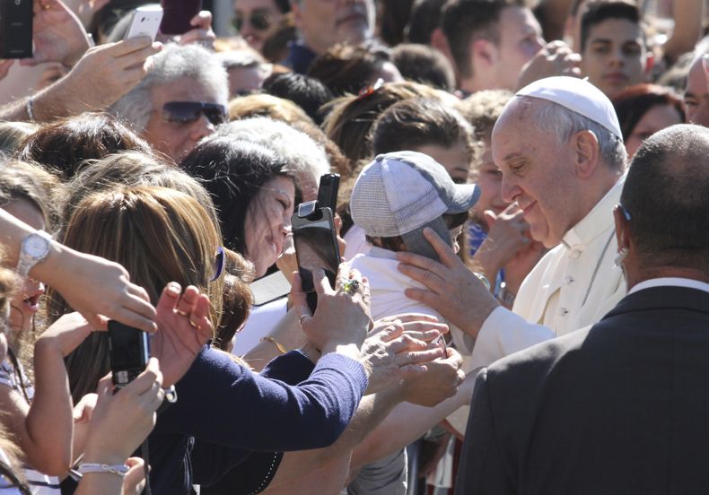 El papa Francisco acaricia a un ni&ntilde;o luego de visitar a los presos en la c&aacute;rcel de Castrovillari, en el sur de Italia, s&aacute;bado 21 de junio de 2014. Francisco realiza una visita a varias poblaciones en Calabria. (AP Foto/Adriana Sapone)