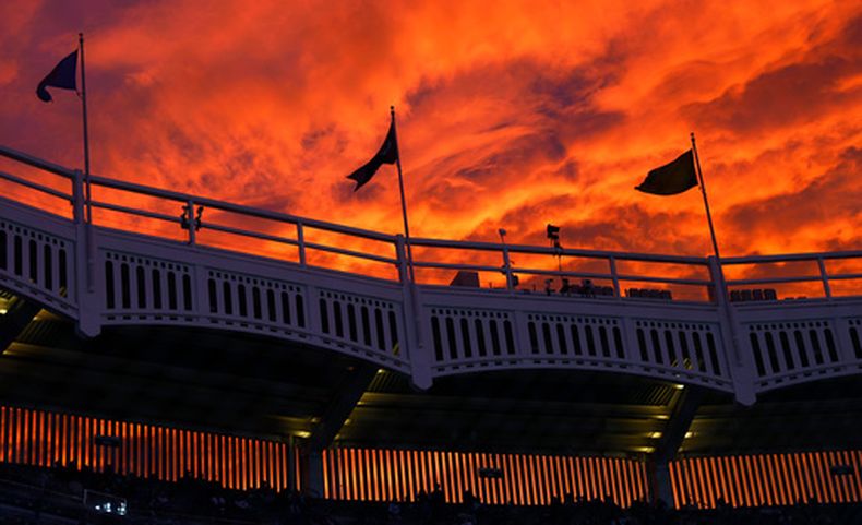 El atardecer en el Yankee Stadium durante una doble cartelera contra los Orioles de Baltimore, el viernes 25 de septiembre de 2026, en Nueva York. (AP Foto/Noah K. Murray)