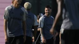 Lionel Messi (centro) durante un entrenamiento del Inter Miami, el martes 18 de julio de 2023, en Fort Lauderdale, Florida. (AP Foto/Rebecca Blackwell)