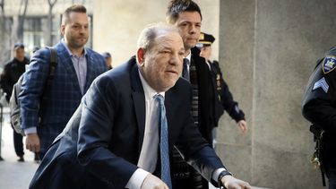 ARCHIVO - Harvey Weinstein llega a una corte de Manhattan mientras continúan las deliberaciones del jurado en su juicio por violación en Nueva York, el 24 de febrero de 2020. El abogado de Weinstein dijo que fue hospitalizado para que le hicieran pruebas físicas el 26 de abril de 2024 después de que fuera revocada su sentencia por violación en Nueva York. (Foto AP/John Minchillo, archivo)