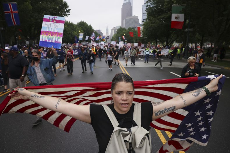 Manifestantes marchan por Benjamin Franklin Parkway en la protesta No Kings, el sábado 14 de junio de 2025, en Filadelfia. (AP Foto/Yuki Iwamura)