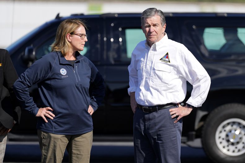 Deanne Criswell, directora de la FEMA, izquierda, y Roy Cooper, gobernador de Carolina del Norte, esperan la llegada de la candidata presidencial demócrata y actual vicepresidenta estadounidense Kamala Harris para darle una actualización de los daños causados por el huracán Helene, en el Aeropuerto Internacional Charlotte Douglas, el sábado 5 de octubre de 2024, en Charlotte, Carolina del Norte. (AP Foto/Chris Carlson)