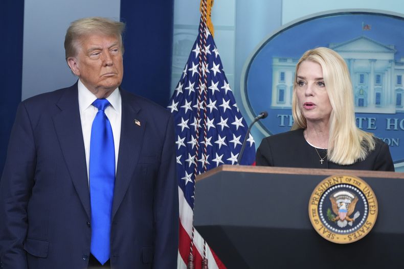 La secretaria de Justicia, Pam Bondi, habla con la prensa mientras la escucha el presidente Donald Trump, el viernes 27 de junio de 2025, en la sala de prensa de la Casa Blanca, en Washington. (AP Foto/Jacquelyn Martin)