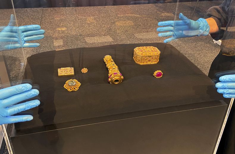 Artefactos culturales devueltos a Indonesia en una ceremonia en Leiden, Holanda, el 10 de julio de 2023. (Foto AP/Aleksandar Furtula)