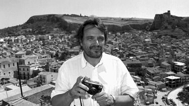 El fotógrafo italiano Oliviero Toscani sostiene una cámara en Corleone, en la isla de Sicilia, en el sur de Italia, el 2 de julio de 1996. (AP Foto/Alessandro Fucarini, archivo)