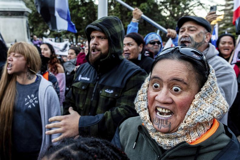 Manifestantes realizan un haka ante el Parlamento en Wellington, Nueva Zelanda, el martes 20 de mayo de 2025. (David Unwin/Stuff via AP)