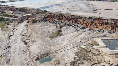 Esta imagen, tomada de un video el miércoles 19 de febrero de 2025, muestra una ruptura en un depósito de relaves en una mina de la empresa Sino-Metals Leach Zambia, cerca de Kitwe, Zambia. (AP Foto/Richard Kille )