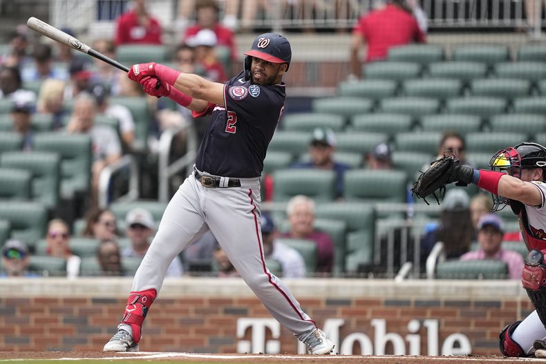 Luis García (2) de los Nacionales de Washington conecta un sencillo ante los Bravos de Atlanta, el domingo 11 de junio de 2023, en Atlanta. (AP Foto/Brynn Anderson)