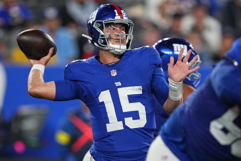 El quarterback de los Giants de Nueva York Tommy DeVito pasa el balón en el encuentro de pretemporada ante los Patriots de Nueva Inglaterra el jueves 21 de agosto del 2025. (AP Foto/Yuki Iwamura)