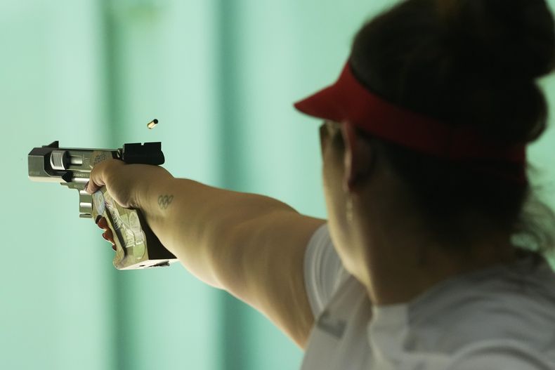 La mexicana Alejandra Zavala compite en el tiro con pistola de aire a 25 metros, el viernes 30 de junioi de 2023, en los Juegos Centroamericanos y del Caribe en San Salvador (AP Foto/Arnulfo Franco)