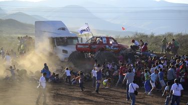 americateve | Gente corre despu&eacute;s de que el conductor de una camioneta modificada perdi&oacute; el control del veh&iacute;culo durante una exhibici&oacute;n a&eacute;rea en en la ciudad de Chihuahua, M&eacute;xico, el s&aacute;bado 5 de octubre de 2013. (Foto AP