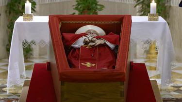El cuerpo del papa Francisco yace en su capilla privada en el Vaticano, el lunes 21 de abril de 2025. (Vatican Media via AP, HO)