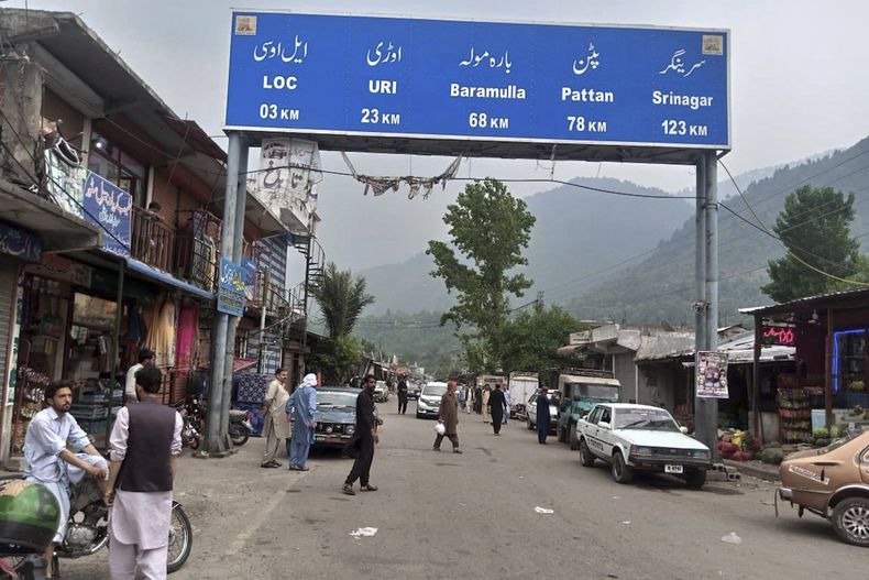 Residentes locales caminan por el bazar principal de Chakothi, cerca de la Línea de Control, la frontera de facto entre Pakistán y la parte de Cachemira controlada por India, a unos 61 kilómetros (38 millas) de Muzaffarabad, capital del sector de Cachemira controlado por Pakistán, el jueves 1 de mayo de 2025. (AP Foto/Roshan Mughal)