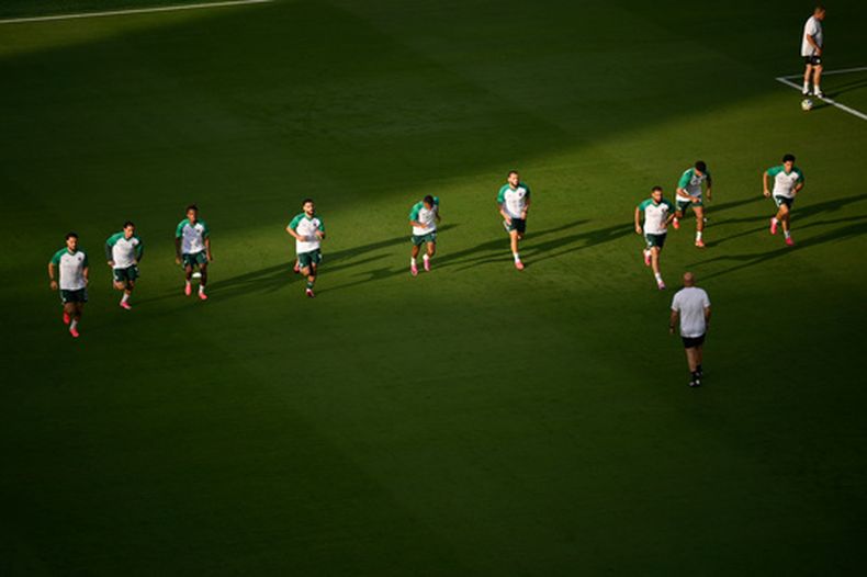 Los jugadores de Argelia calientan antes de medirse con Argentina en el Mundial, el martes 16 de junio de 2026 en Kansas City, Missouri (AP Foto/Reed Hoffmann)