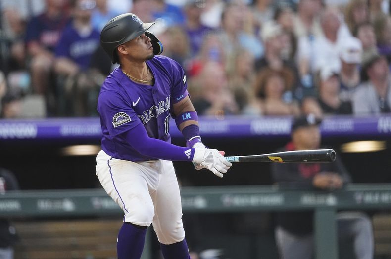 El venezolano Ezequiel Tovar, de los Rockies de Colorado, conecta un jonrón de tres carreras en el juego del sábado 19 de julio de 2025 ante los Mellizos de Minnesota (AP Foto/David Zalubowski)