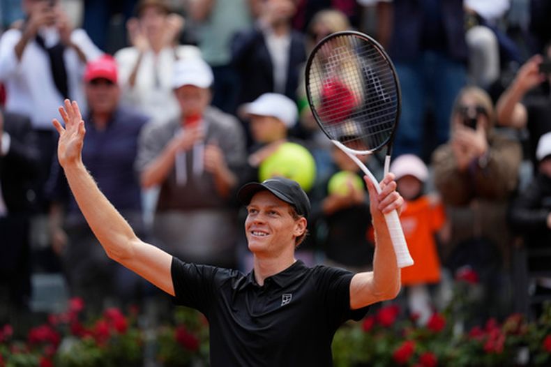 Jannik Sinner, de Italia, celebra tras ganar contra Daniil Medvedev, de Rusia, durante su partido de semifinales en el torneo de tenis del Abierto de Italia en Roma, el sábado 16 de mayo de 2026. (Foto AP/Alessandra Tarantino)