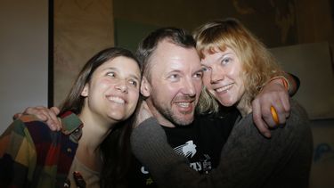 americateve | De izquierda a derecha, los activistas de Greenpeace Camila Speziale de Argentina, Phiip Ball de Gran Breta&ntilde;a y Sini Saarela de Finlandia, posan para una foto durante su encuentro con residentes de San Petersburgo el 23 de diciembre del 2013. (Foto