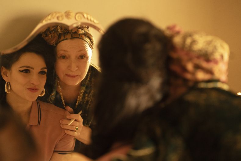 En esta imagen proporcionada por Focus Features, Marisa Abela como Amy Winehouse, reflejada a la izquierda, y Lesley Manville como Cynthia Winehouse, en una escena de Back to Black. (Focus Features vía AP)