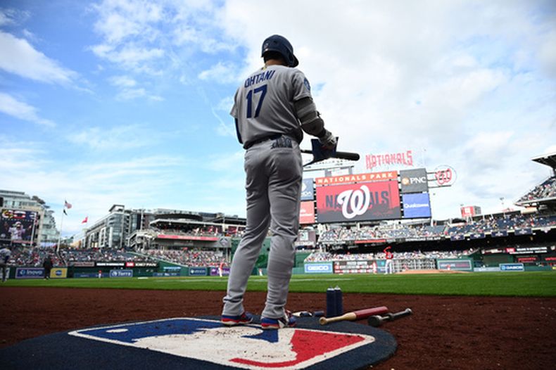 Shohei Ohtani de los Dodgers de Los Ángeles espera su turno en el juego contra los Nacionales de Washington, el domingo 5 de abril de 2026, en Washington. (AP Foto/Nick Wass)