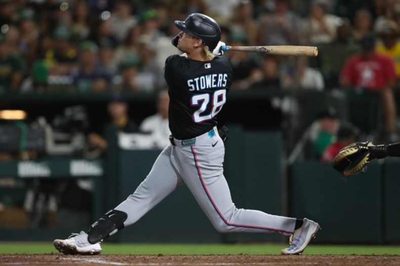 Kyle Stowers, de los Marlins de Miami, conecta un jonrón de dos carreras durante la octava entrada de un partido de béisbol contra los Atléticos, el viernes 3 de julio de 2026, en West Sacramento, California. (Foto AP/Scott Marshall)