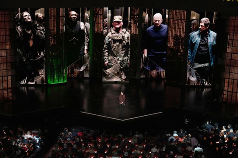 Kieran Culkin entrega el premio al mejor actor de reparto durante la ceremonia de los Oscar el domingo 15 de marzo de 2026 en el Teatro Dolby de Los Ángeles. (Foto AP/Chris Pizzello)