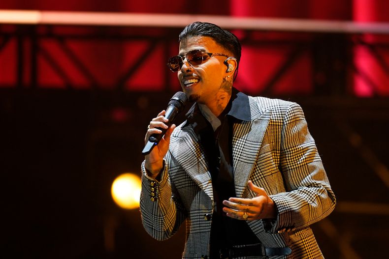 ARCHIVO - El cantante puertorriqueño Rauw Alejandro durante su concierto en el Coca-Cola Flow Fest en la Ciudad de México el sábado 23 de noviembre de 2024. (Foto AP/Félix Márquez, archivo)