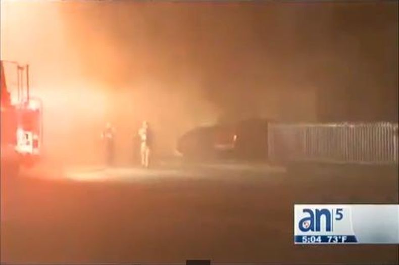 Un fuerte incendio provocó que una familia fuera desalojada de su residencia.