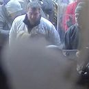 En esta imagen de un video de seguridad de la Policía del Capitolio se ve el momento en el que el carnicero Kyle Fitzsimons aparece cerca de una puerta en el Capitolio, en Washington, durante el asalto a ese lugar, el 6 de enero de 2021. (Departamento de Justicia vía AP)