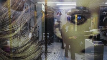 Varias estilistas inician su jornada en un salón de belleza en Santiago, Chile, el martes 1 de abril de 2025. (AP Foto/Esteban Félix)