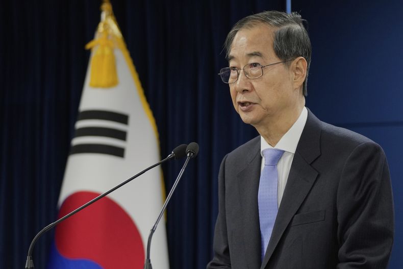 El presidente sur coreano en funciones, Han Duck-soo, habla durante una conferencia de prensa en el Complejo de Gobierno en Seúl, Corea del Sur, el lunes 24 de marzo de 2025. (AP Foto/Ahn Young-joon, Pool)