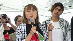 La activista Greta Thunberg habla con periodistas en Catania, Italia, el 1 de junio del 2025. (AP foto/Salvatore Cavalli)