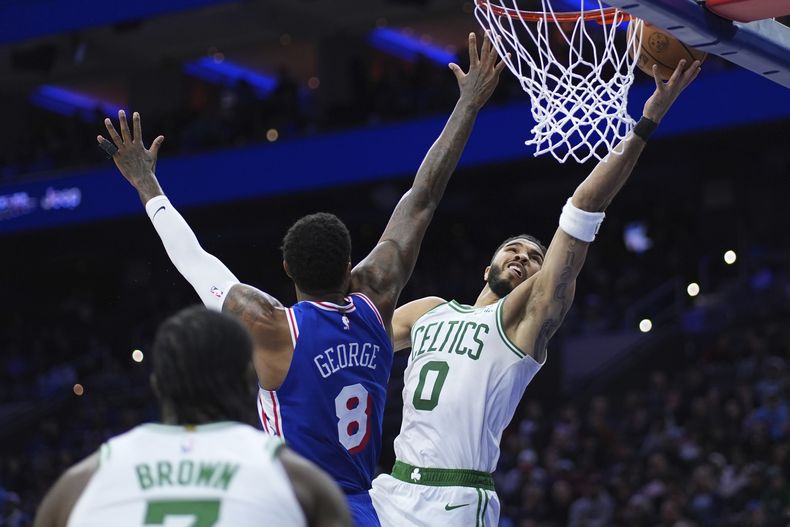 Jayson Tatum, de los Celtics de Boston, salta para encestar ante Paul George, de los 76ers de Filadelfia, el jueves 20 de febrero de 2025 (AP Foto/Matt Slocum)