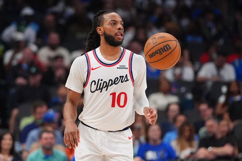 El base de los Clippers de Los Ángeles, Darius Garland, mueve el balón durante la segunda mitad de un juego de baloncesto de la NBA contra los Mavericks de Dallas en Dallas, el sábado 21 de marzo de 2026. (Foto AP/LM Otero)